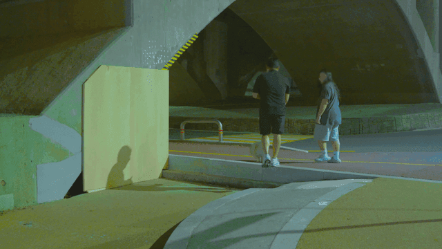 다리 아래에서 강아지와 산책하는 사람들