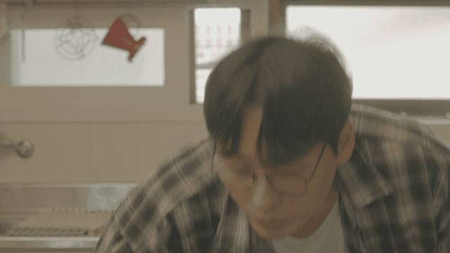 생각에 잠긴 남자가 있는 주방