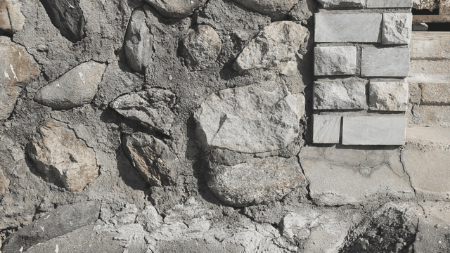 벽돌이 있는 돌담의 근접 촬영