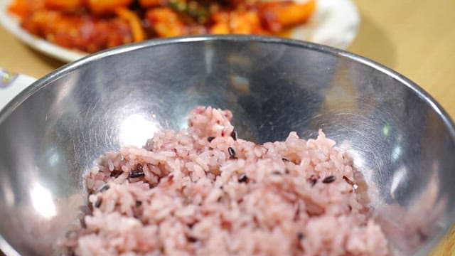 오징어 제육볶음과 밥, 된장찌개가 있는 한식 한상