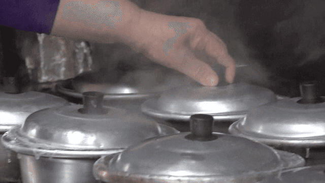 주방에서 스토브 위에 김이 나는 냄비들