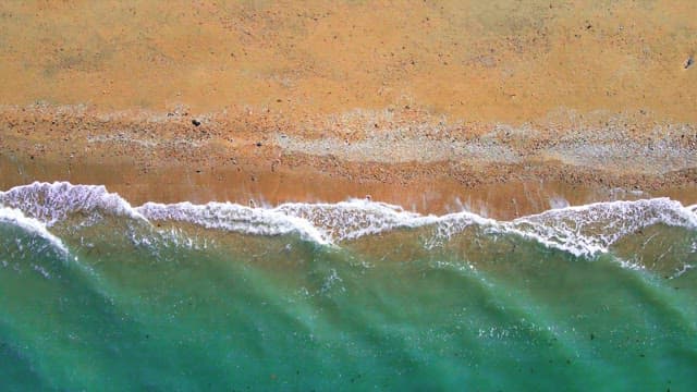 에메랄드빛 파도가 밀려오는 한적한 해변