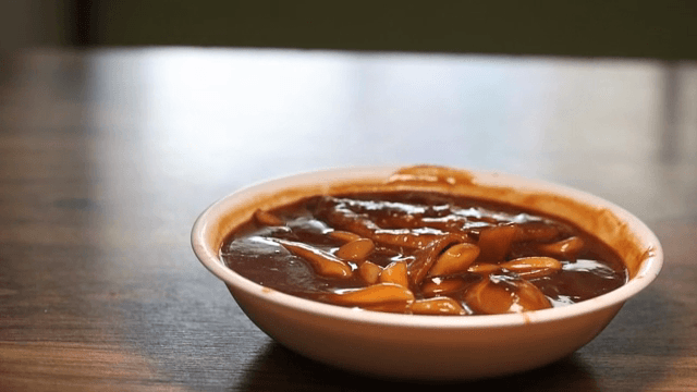 흰 그릇에 담긴 짜장떡볶이