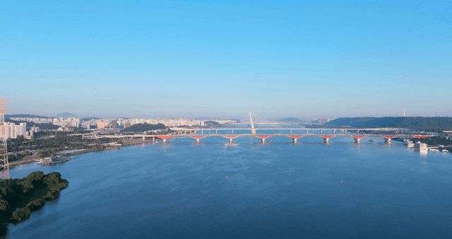 강과 다리가 있는 도시 스카이라인