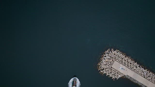 방파제 근처를 항해하는 어선