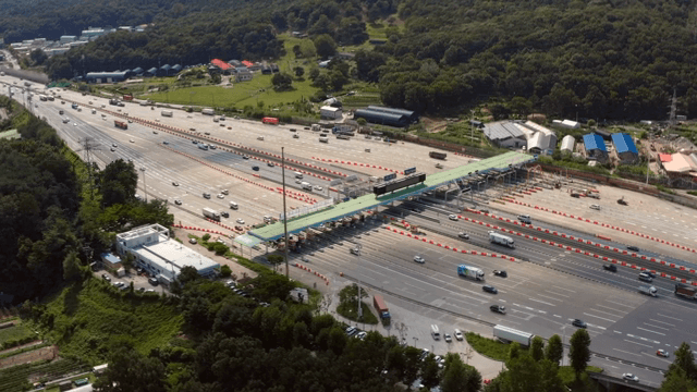 자연에 둘러싸인 고속도로 톨게이트