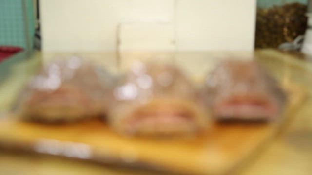 조리를 위해 도마 위에 준비된 신선한 물고기