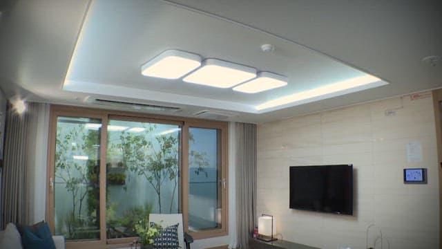 큰 창문과 TV가 있는 현대적인 거실 인테리어