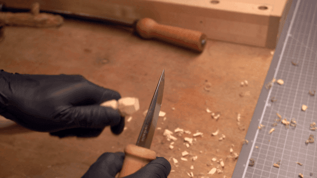 정교한 도구로 나무 조각하기