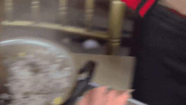 콩과 밤이 들어간 밥을 담는 할머니