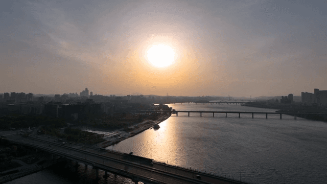 도시 스카이라인과 강 위의 일몰