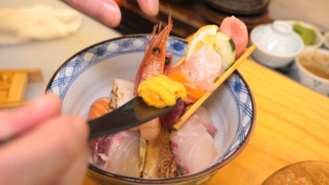 새우, 회, 알 등 다채로운 해산물이 들어간 접시