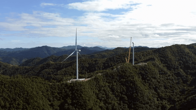 푸른 산 위의 풍력 터빈