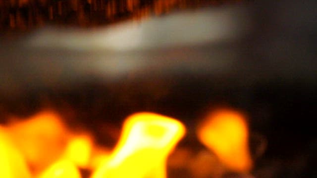 석쇠 그릴 위에서 지글거리는 양념 돼지곱창