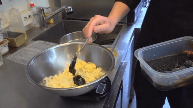 으깬 감자에 다시마 퓌레를 넣는 장면