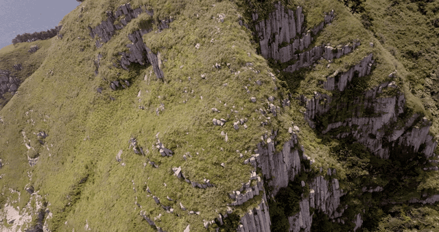 해안 절벽과 푸른 언덕