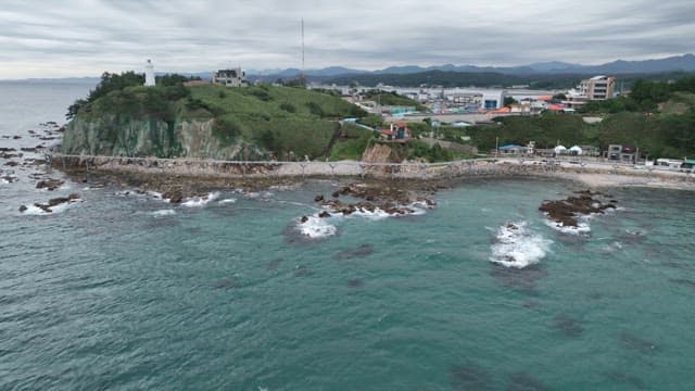 고요한 바다와 푸른 숲