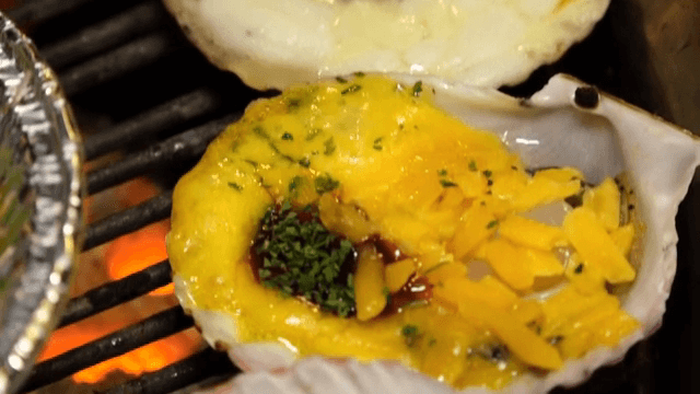 치즈와 허브를 곁들인 구운 가리비