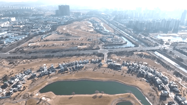 골프장과 도시 풍경의 항공 뷰