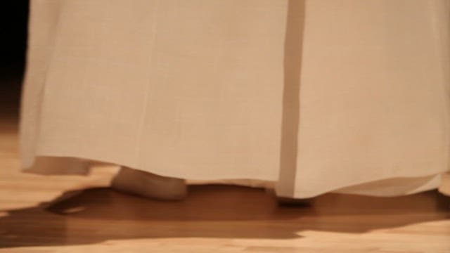 실내에서 한복을 입고 춤을 추는 사람