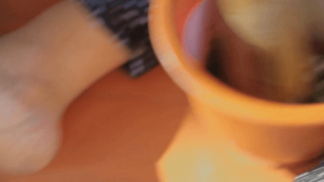 절구에서 빻는 봉선화 꽃잎