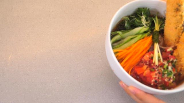 그릇에 담긴 먹음직스러운 연어 토마토 국수