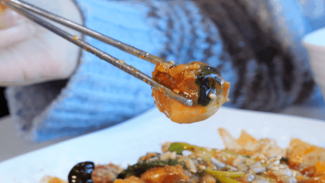 Stir-fried red scallops picked up with chopsticks