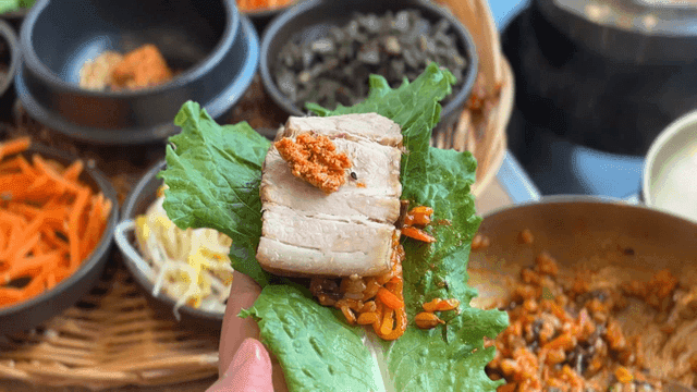 반찬과 함께 준비된 상추쌈