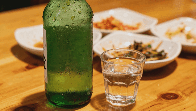 테이블 위의 소주병과 반찬들