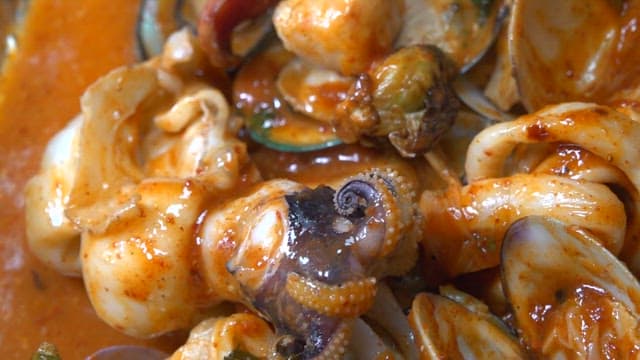 다양한 해산물이 들어간 요리