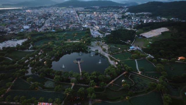 고요한 연못과 정자가 있는 경치 좋은 공원