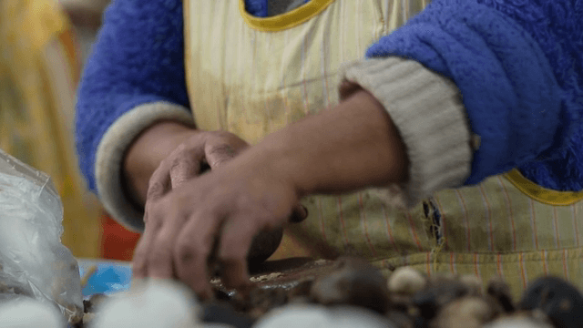 돌을 이용해 버섯을 납작하게 누르는 손