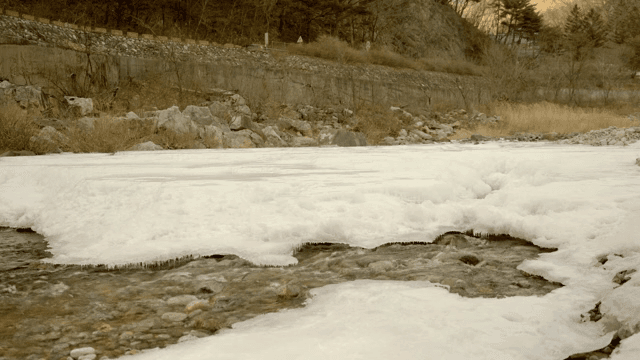 얼음과 바위가 있는 흐르는 강