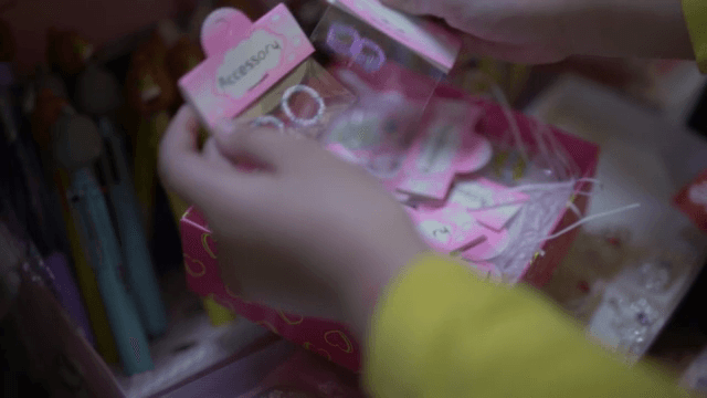 아이가 상자에서 액세서리를 고르는 모습