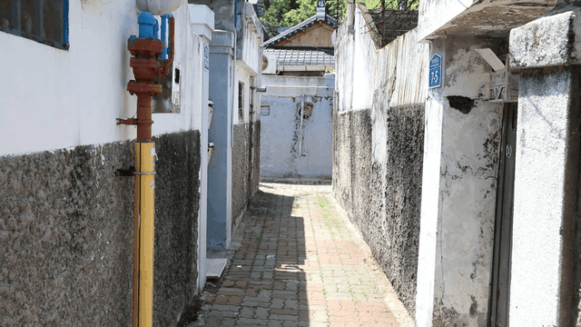 Narrow alley with uneven walls