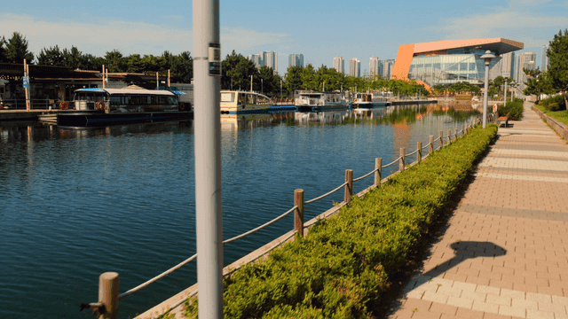 배들이 떠있는 강변 산책로