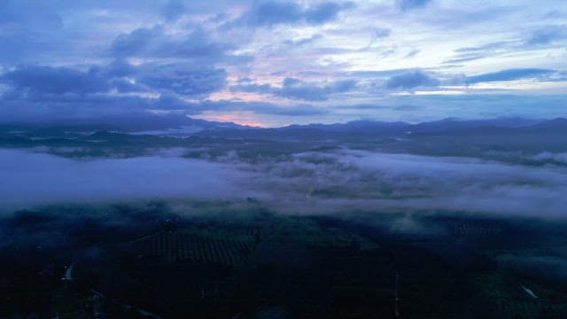 안개 낀 산과 다채로운 하늘의 새벽