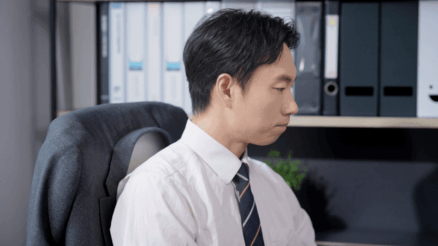 사무실에서 깊이 생각하는 남자