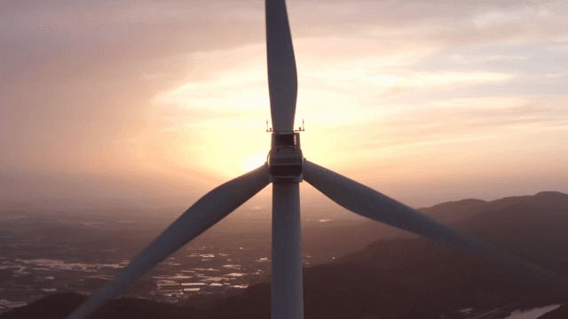 석양이 내려앉은 산악 지역의 풍력 터빈