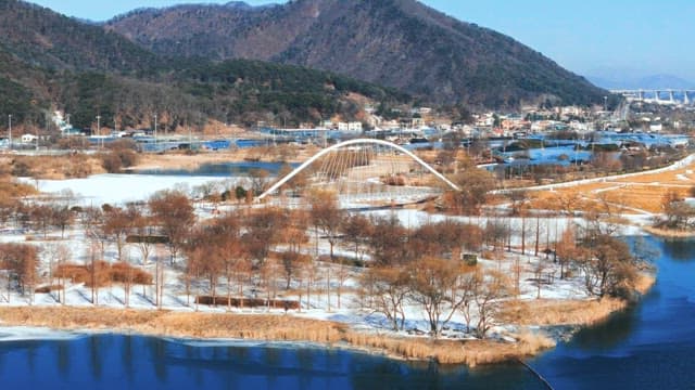 마을 근처의 강과 눈 덮인 공원의 겨울 경치