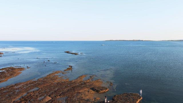 멀리 섬이 보이는 잔잔한 바다