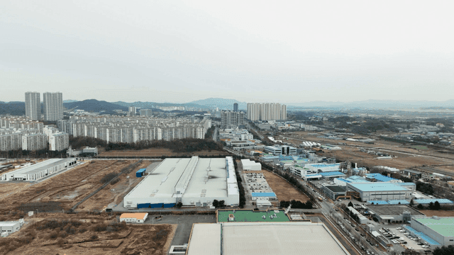 공장들이 있는 넓은 도시 풍경