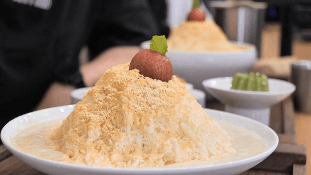 토핑이 올라간 빙수 한 그릇