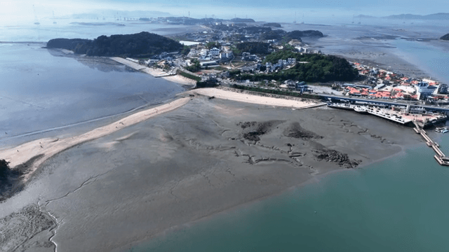 작은 섬으로 이어지는 모래사장