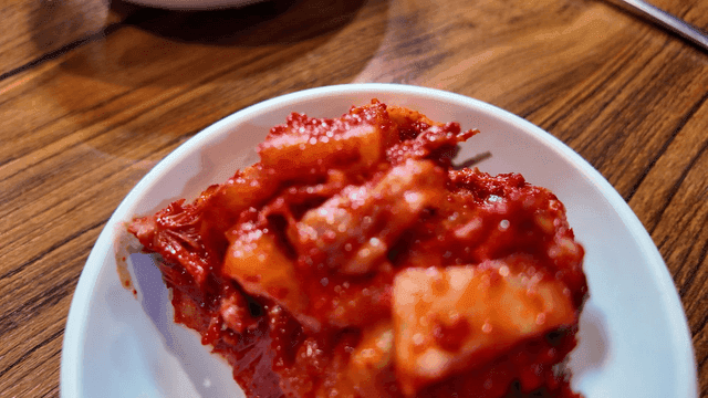 Spicy pickled gills picked up with chopsticks