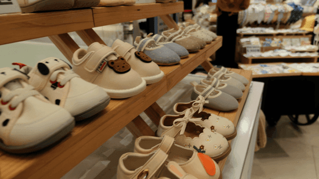 가게에 진열된 다양한 아기 신발