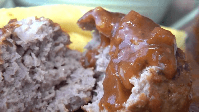 함박스테이크 위에 소스를 얹는 장면