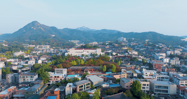 산을 배경으로 펼쳐진 조용한 마을 전경
