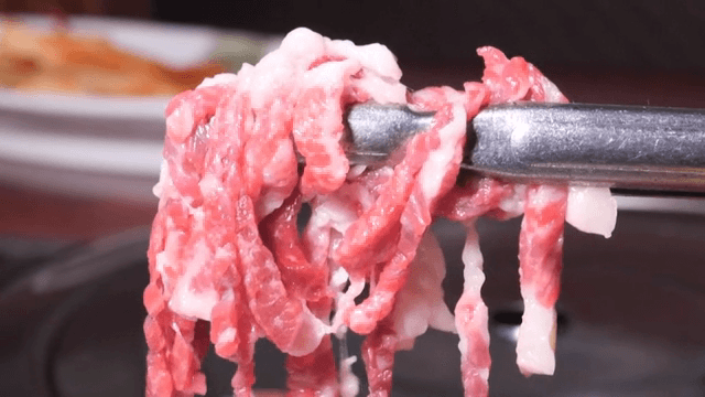 접시에 담긴 신선한 소고기 슬라이스