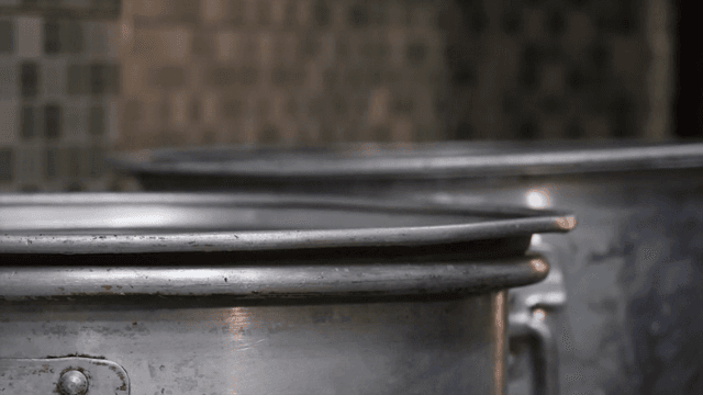 주방에 있는 큰 금속 냄비